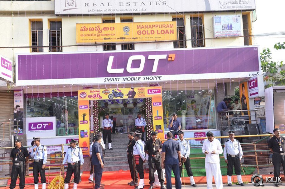 Allu-Arjun-Launches-Lot-Mobiles-Showroom-at-Vijayawada
